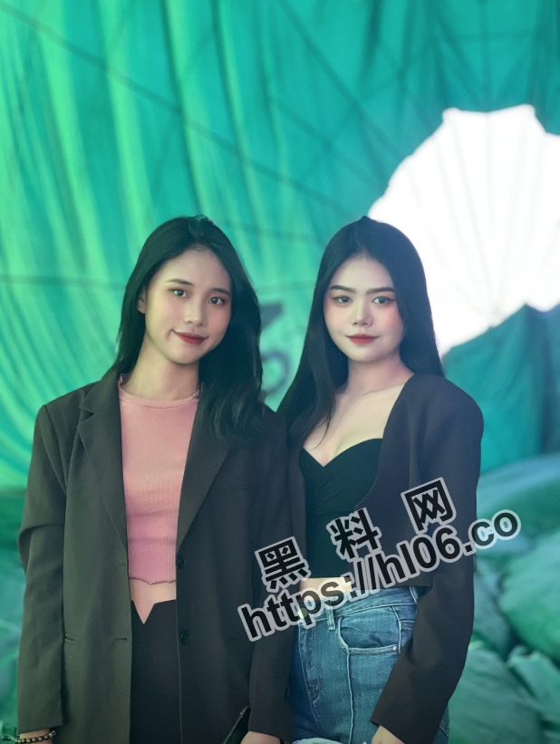 618X821