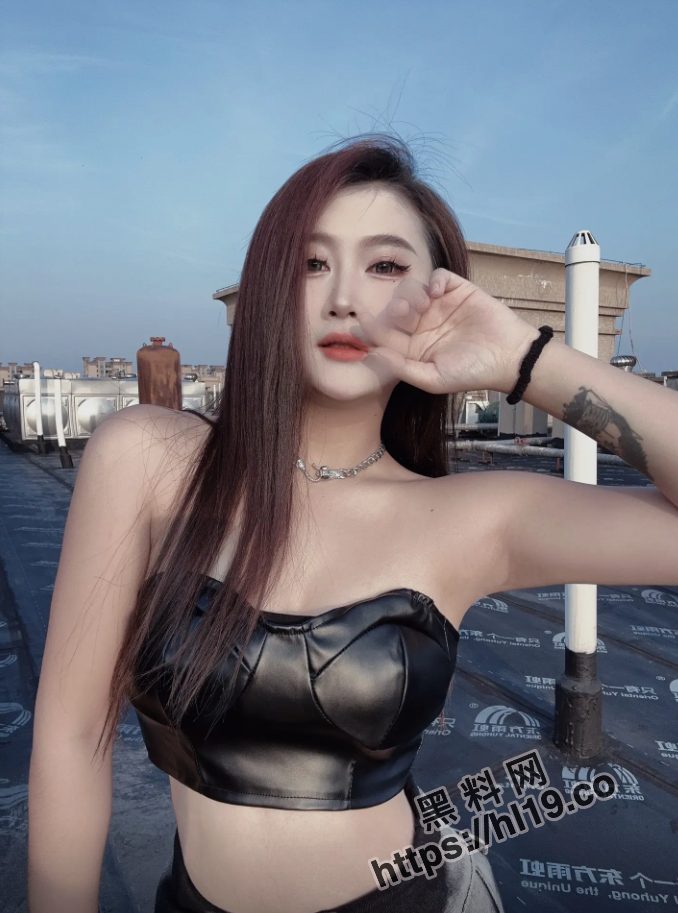 678X913