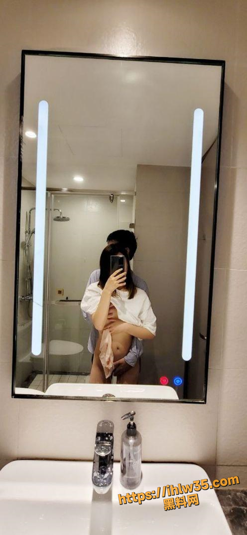 496X1075