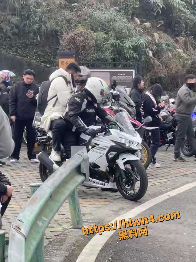 646X864
