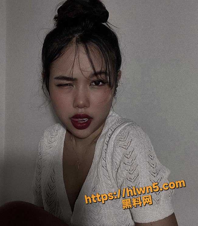 651X744