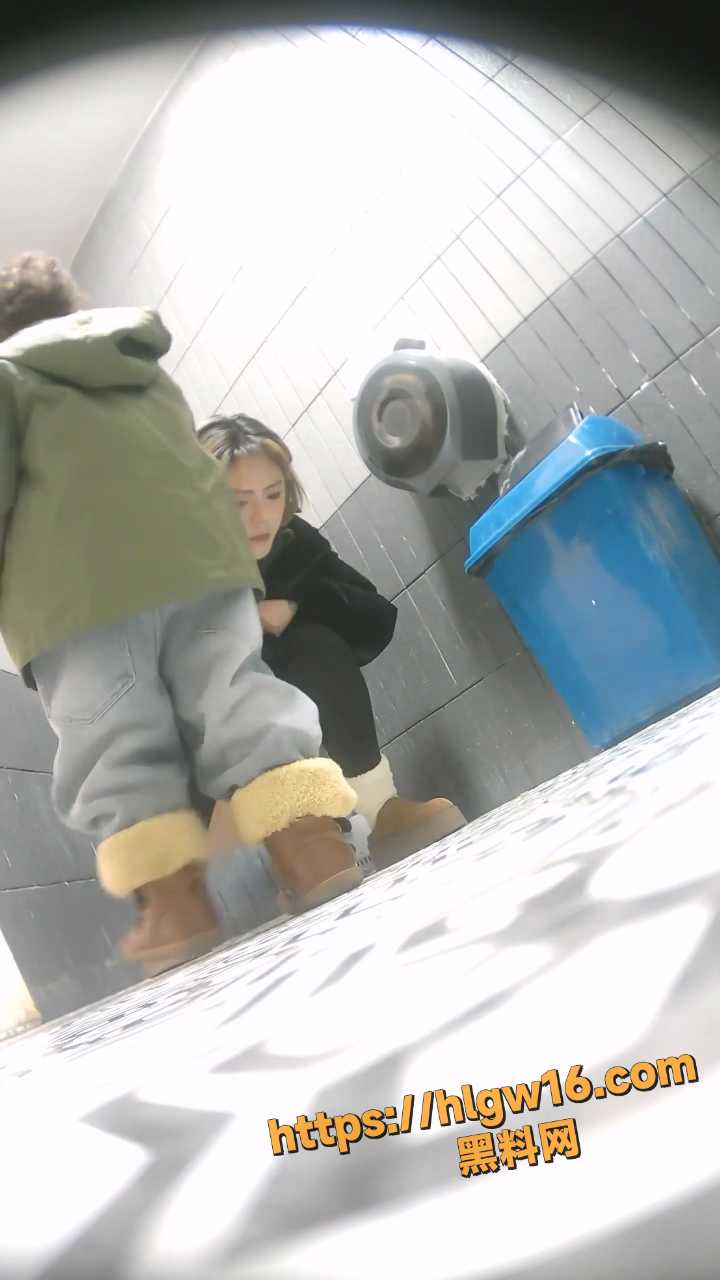 （商场正面）偷拍年轻美眉尿尿有几个颜值不错的小妹妹制服妹肥B大鲍鱼.mp420250920163729.274