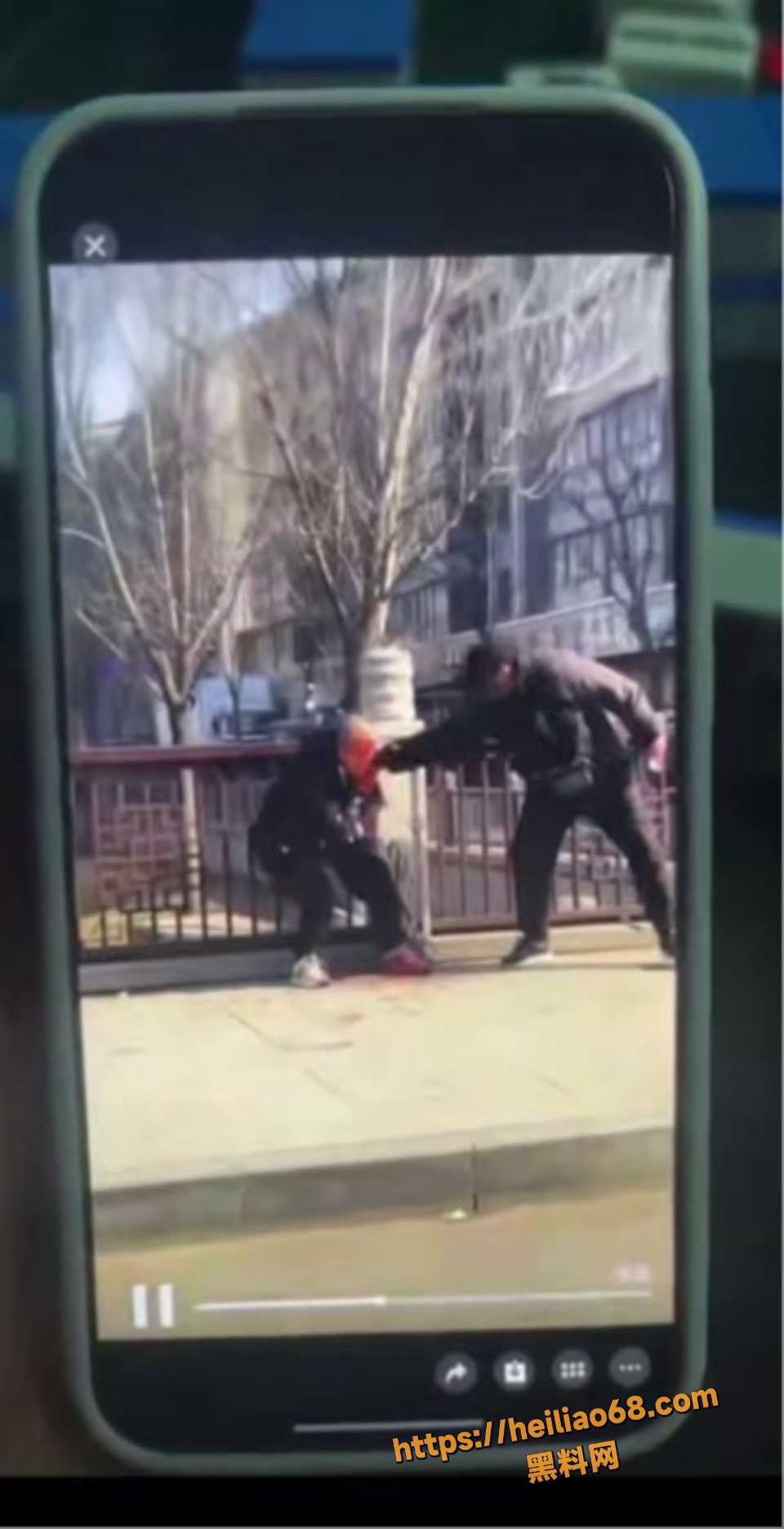 开封精神病当街捅老人视频3