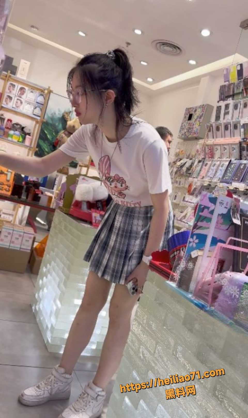 商场抄底jk眼镜妹视频2
