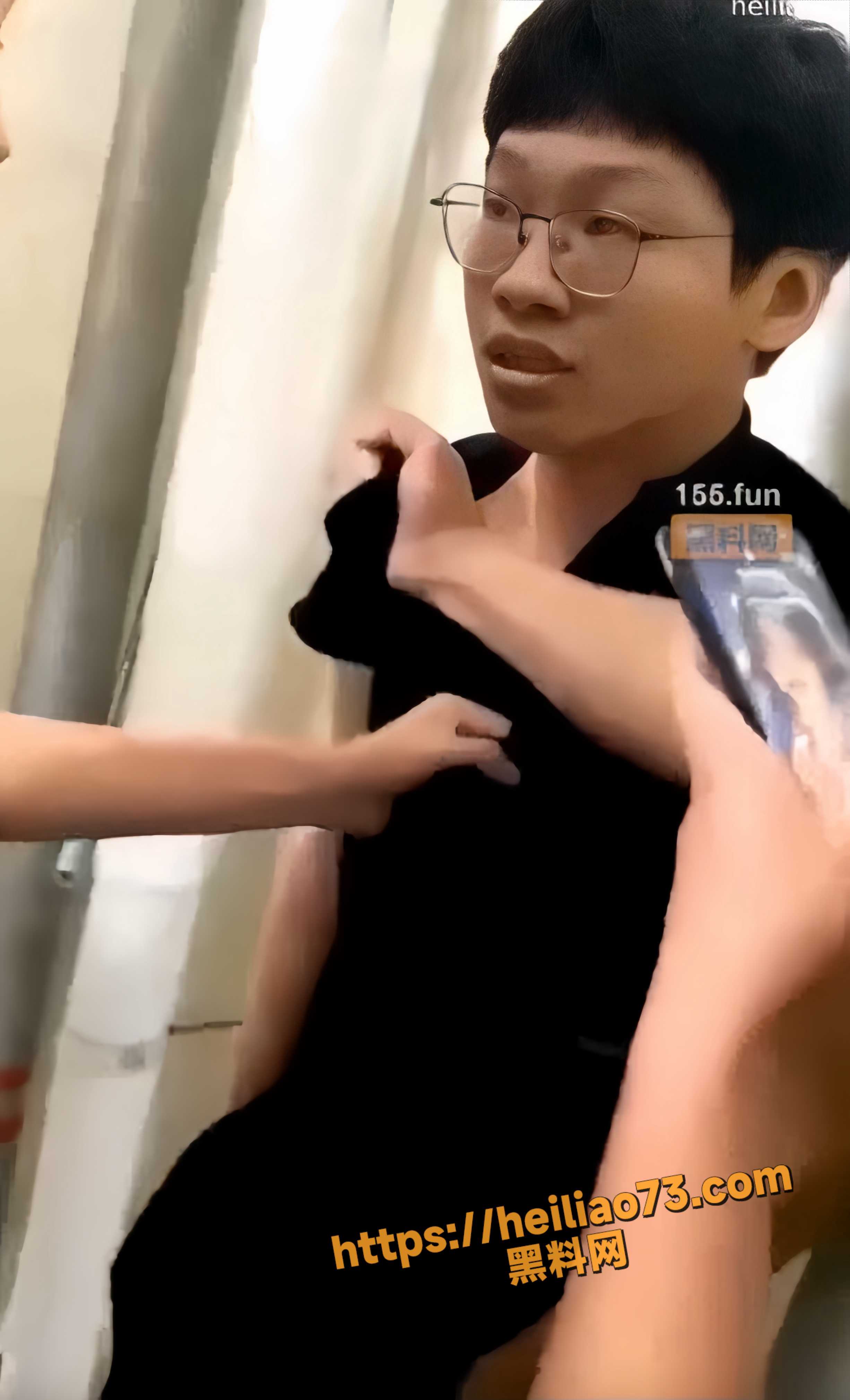 四眼小哥偷拍被抓现行2