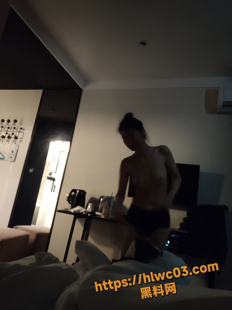广州黄晴露工位自慰视频