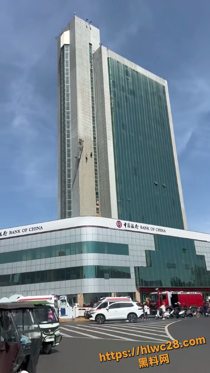 中国银行大楼外墙工人被困1